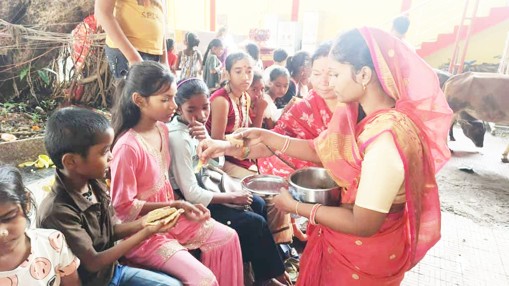 हवन में शामिल होने भक्तों की उमड़ी भीड़