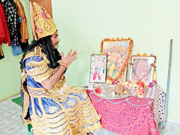 बलौदाबाजार में राजस्थान से पहुंचे बहरूपिया