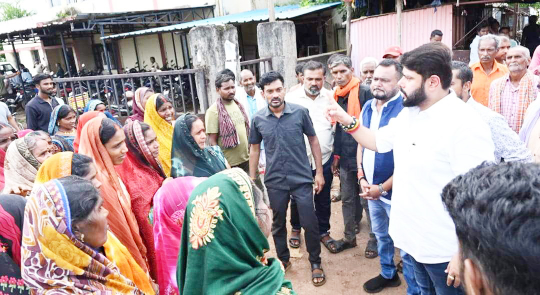 तीन महीने से जले ट्रांसफार्मर बदलने किसानों ने बिजली दफ्तर घेरा