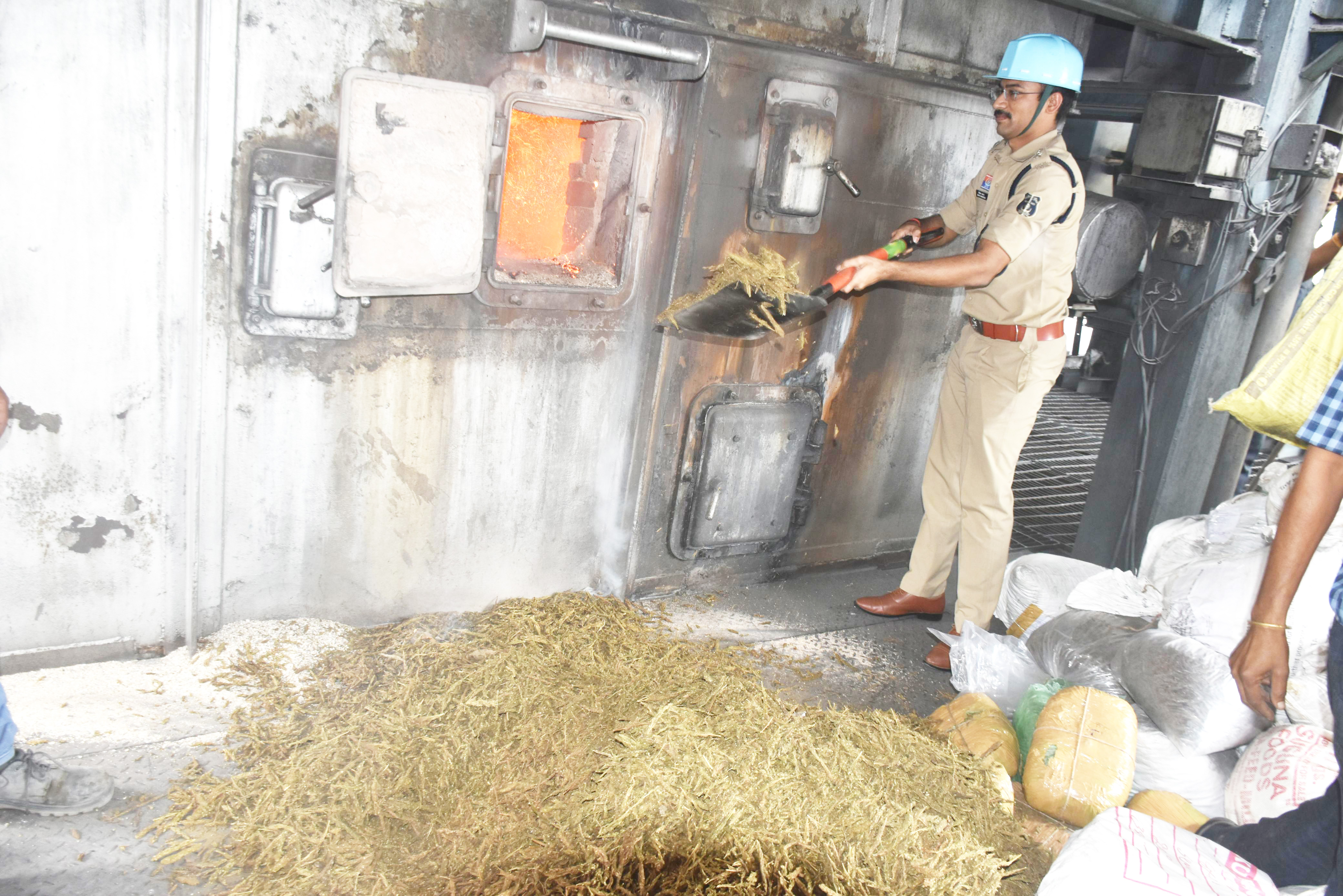 अवैध गांजा और नशीली   टैबलेट का नष्टीकरण