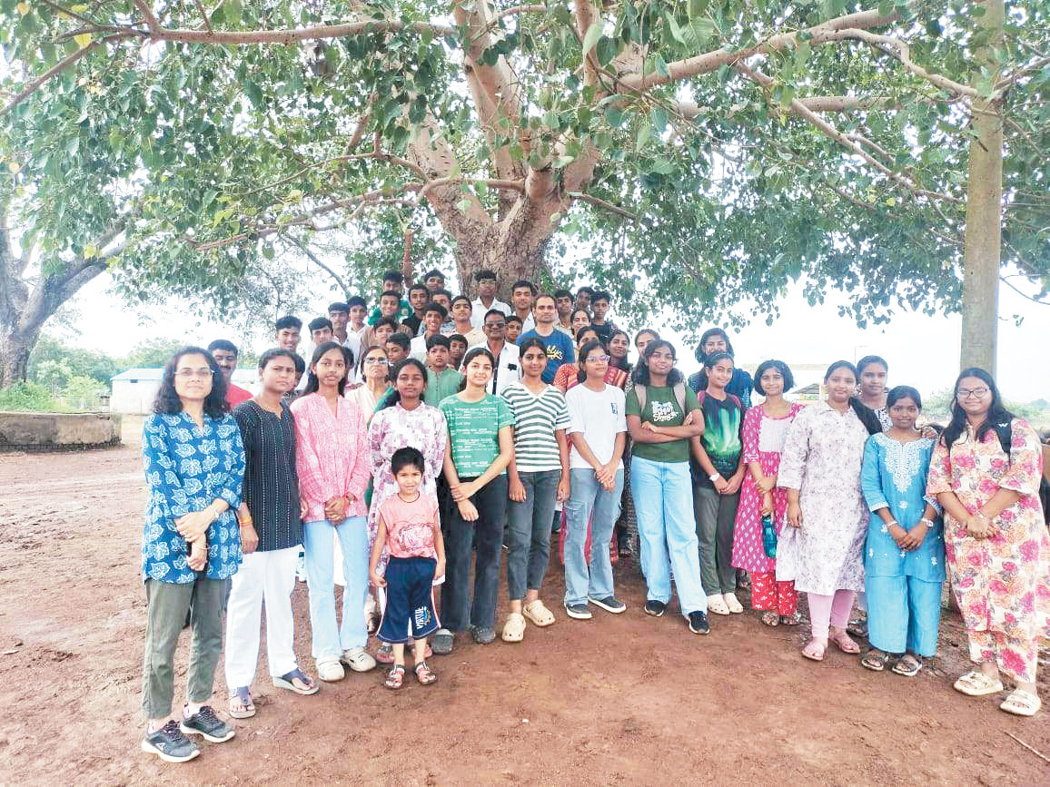 गोधाम देखने पहुंचे विद्यार्थी