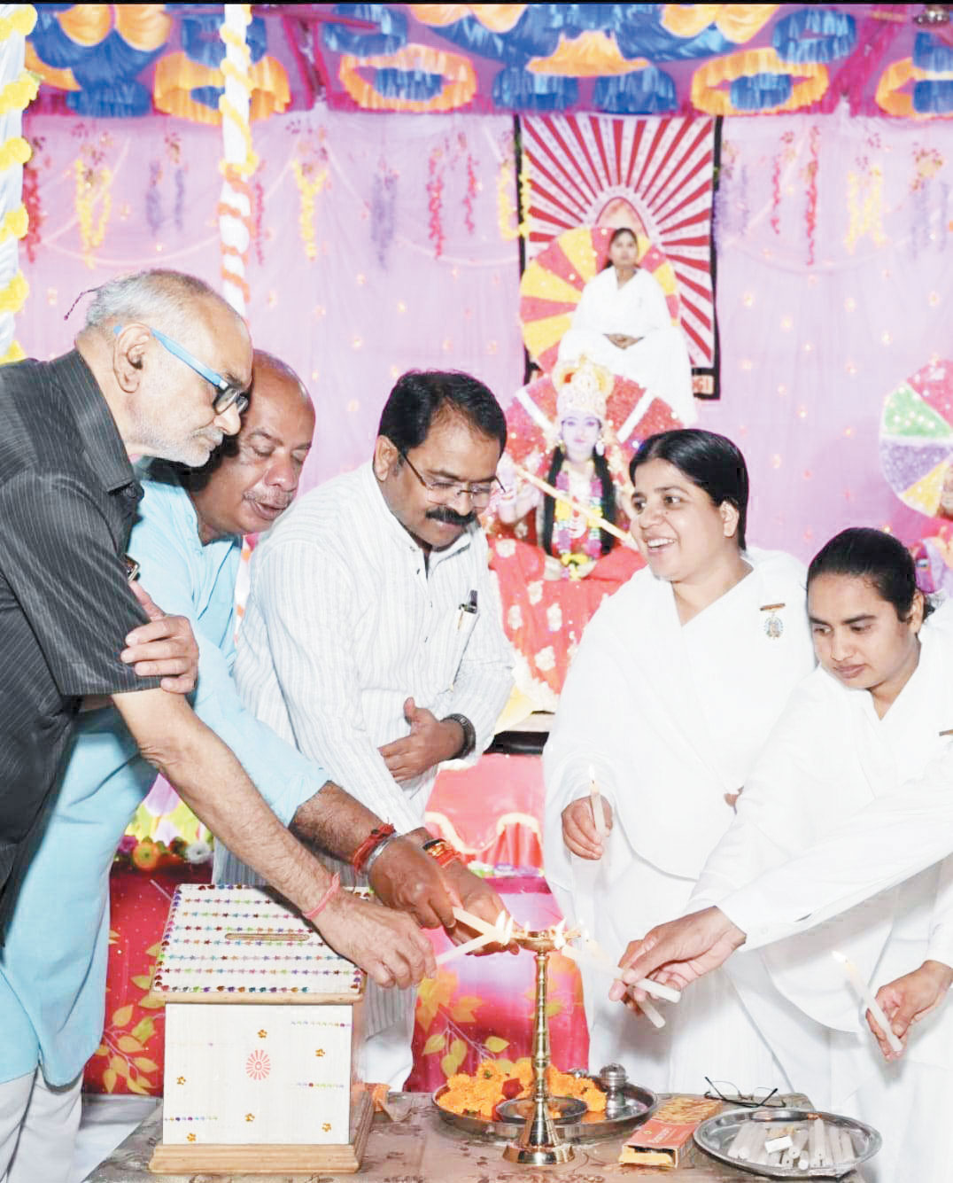 विधायक ने चैतन्य झांकियों का दीप प्रज्वलित कर किया शुभारंभ