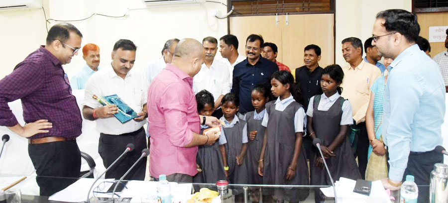 शिक्षा की मुख्यधारा से जुड़े उत्साहित पहाड़ी कोरवा बच्चों ने कलेक्टर से की मुलाकात