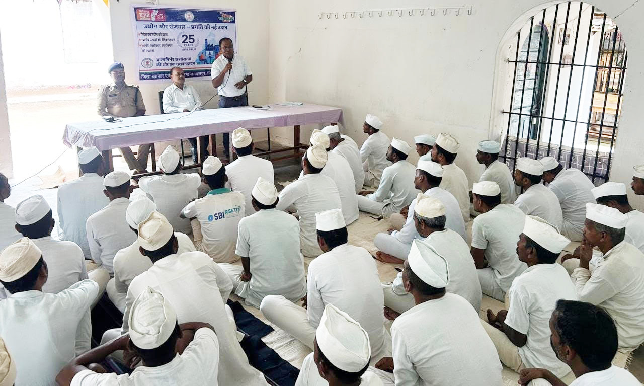 केंद्रीय जेल के बंदियों को दी स्वरोजगार संबंधी जानकारी