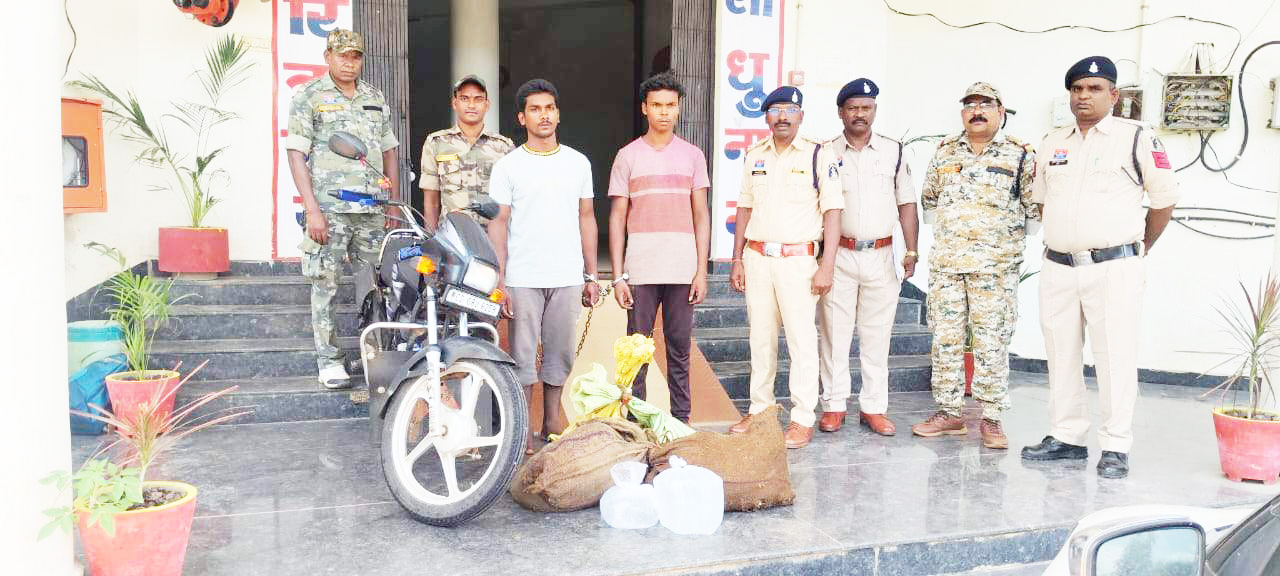 कच्ची महुआ संग दो आरोपी गिरफ्तार