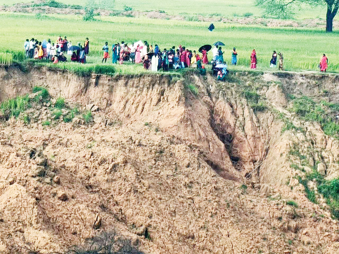 अमेरा खदान विस्तार का विरोध, उत्तेजित ग्रामीणों ने गाडिय़ों में तोडफ़ोड़
