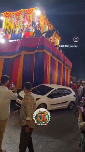 देखें VIDEO : रथ खींचने के दौरान कार को मारी टक्कर, वीडियो फैला