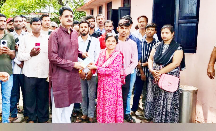 गुम हुए 100 मोबाइल पुलिस ने विजयदशमी पर लौटाए गए मालिकों को