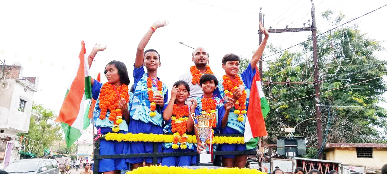 हॉकी खिलाडिय़ों ने जीता स्वर्ण-कांस्य पदक  शहर पहुंचने पर खिलाडिय़ों का सम्मान