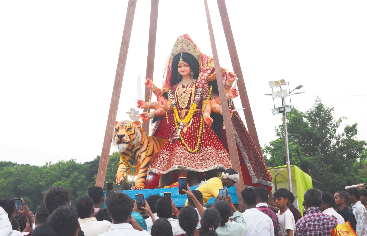  कुण्ड में मां दुर्गा की अब तक 454 छोटी बड़ी मूर्तियां विसर्जित