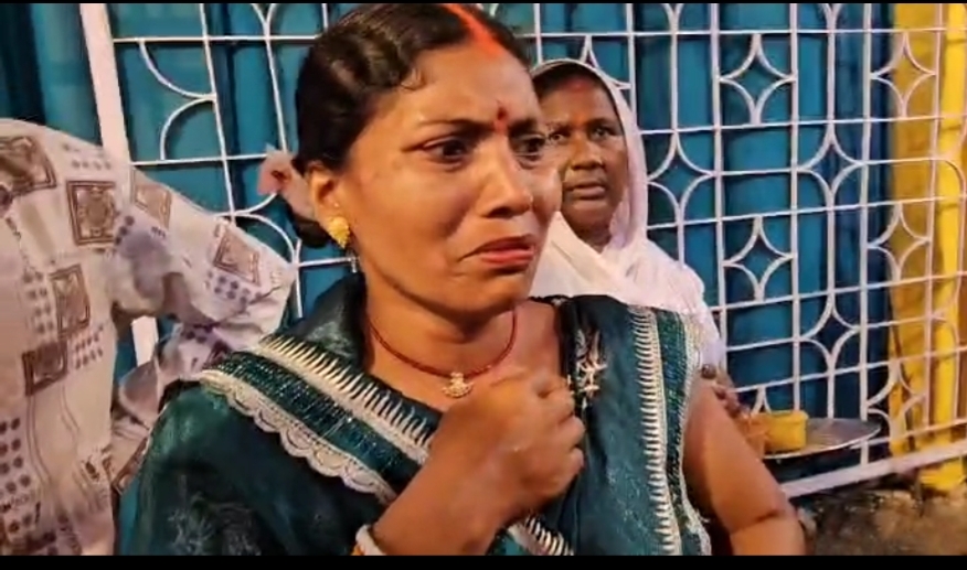 4 महिलाओं की चेन खींची