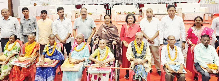 बुजुर्गों के सम्मान समारोह में विधायक हईं शामिल