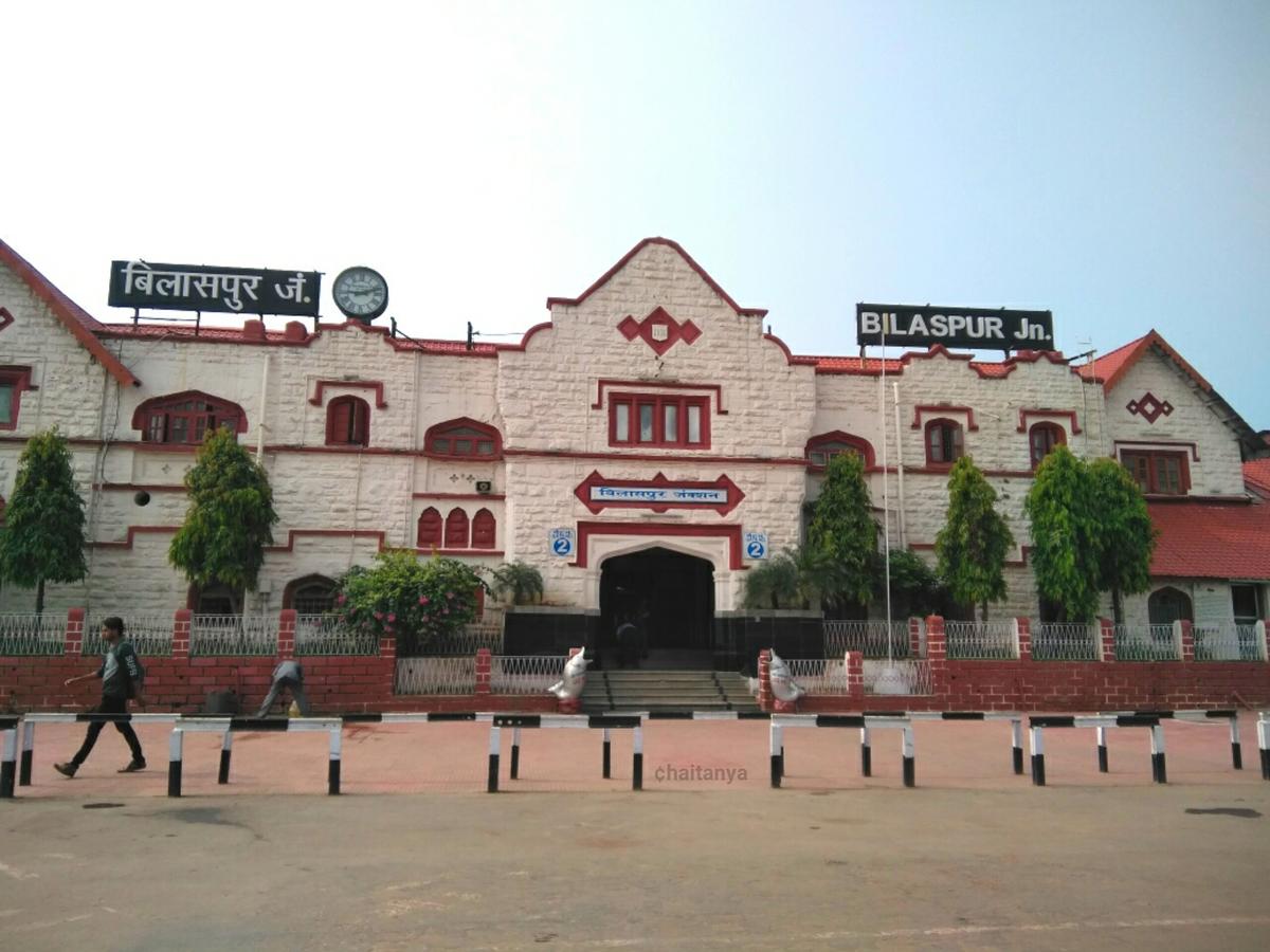 स्वच्छ स्टेशन थीम पर मंडल के प्रमुख स्टेशनों में चला विशेष स्वच्छता अभियान