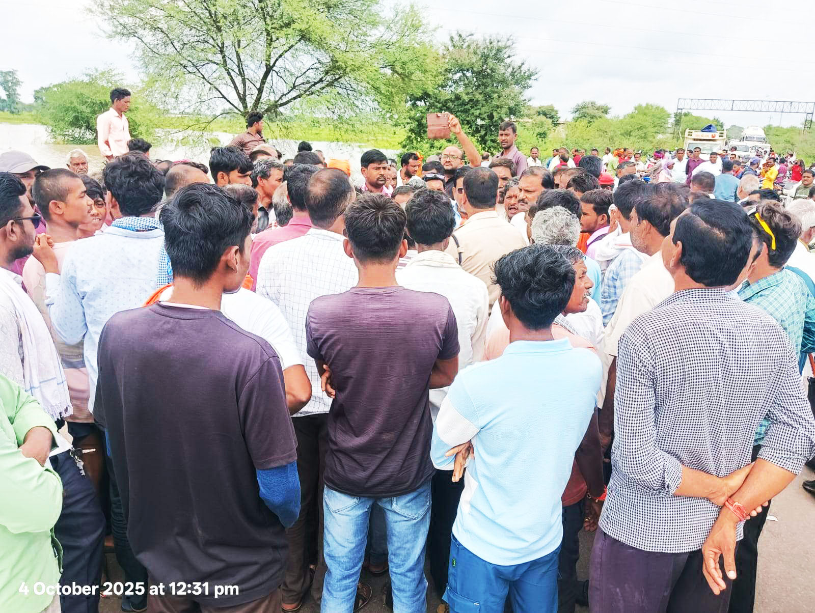 गंगरेल बांध के गेट खोलने से सैकड़ों एकड़ फसल जलमग्न, किसानों का चक्काजाम