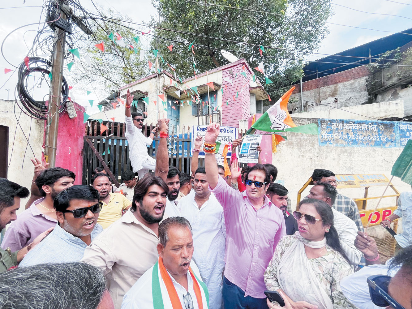 युकां का बिजली चोर, गद्दी छोड़ प्रदर्शन