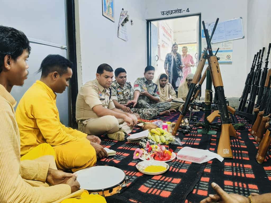 फरसगांव थाना में शस्त्र पूजा