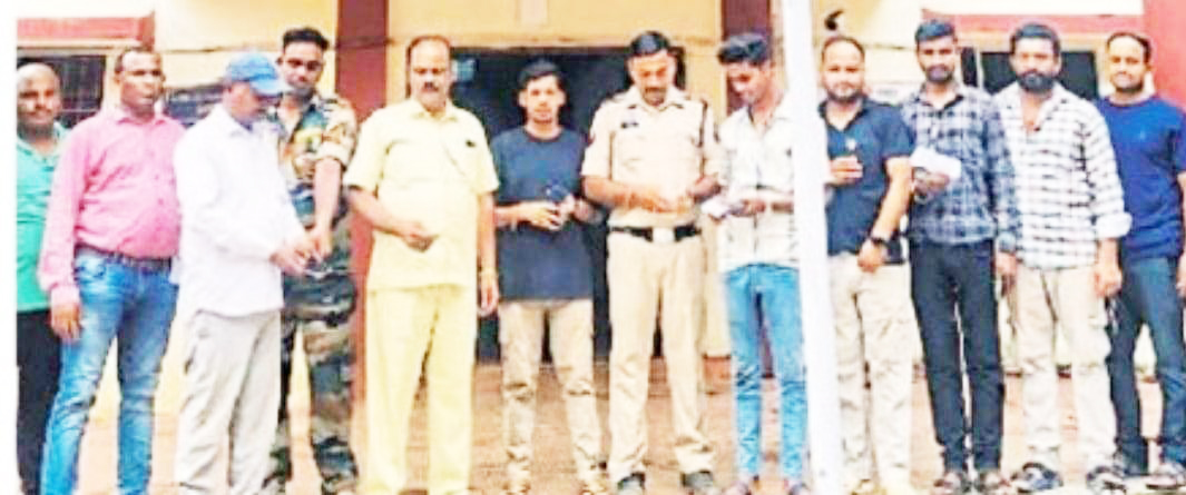 चोरी के सवा लाख के 8 मोबाइल  बरामद, मालिकों के सुपुर्द