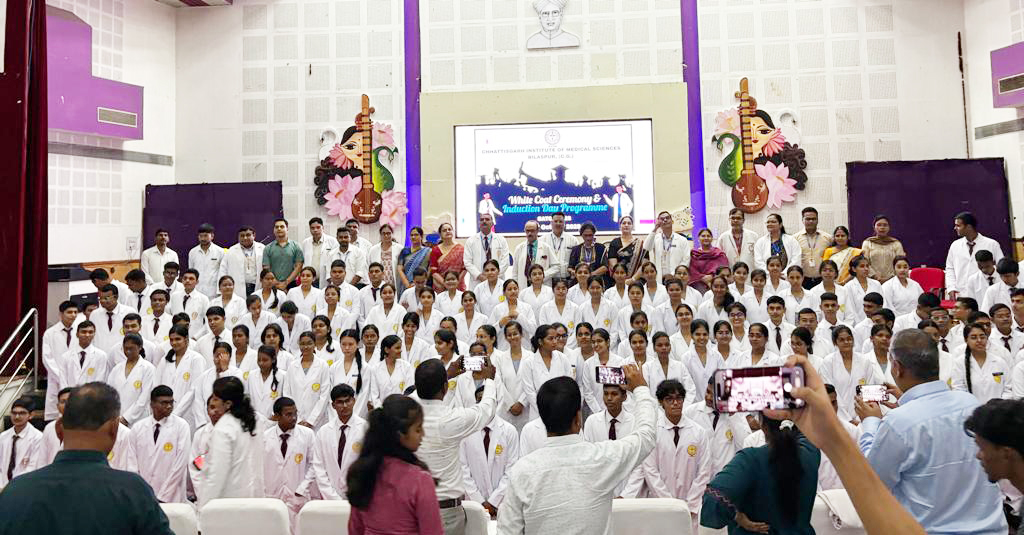 सिम्स में उत्साह के साथ किया गया नए छात्रों का स्वागत, डीन ने बताई सफेद कोट की अहमियत