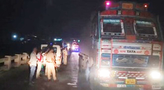 तेज रफ्तार ट्रक की चपेट में आया युवक, आक्रोशित  ग्रामीणों ने किया चक्काजाम