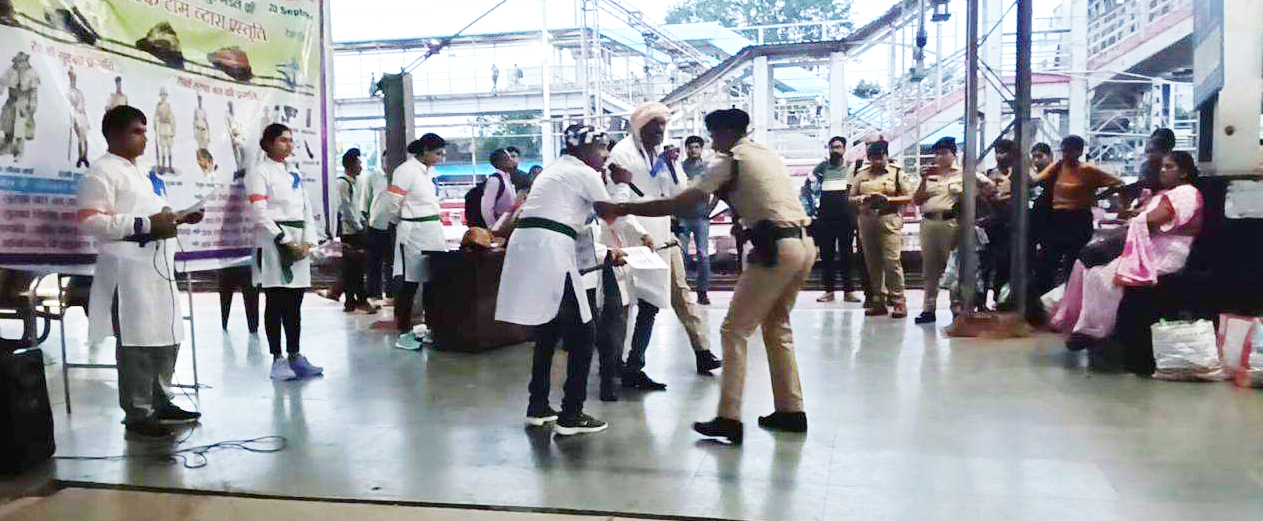 नुक्कड़ नाटक के माध्यम से यात्रियों को जागरूक किया