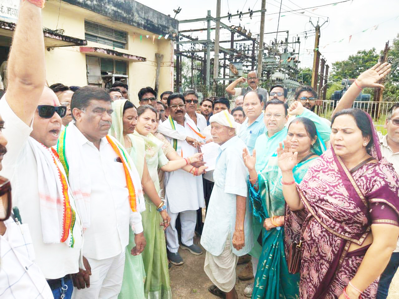 बिजली बिल हाफ  योजना बंद के विरोध में विद्युत कार्यालय का घेराव, राज्यपाल के नाम ज्ञापन सौंपा