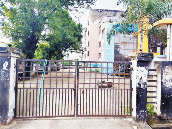  पुलिस परिवार के महासम्मेलन को  रोकने भवन में प्रशासन का ताला