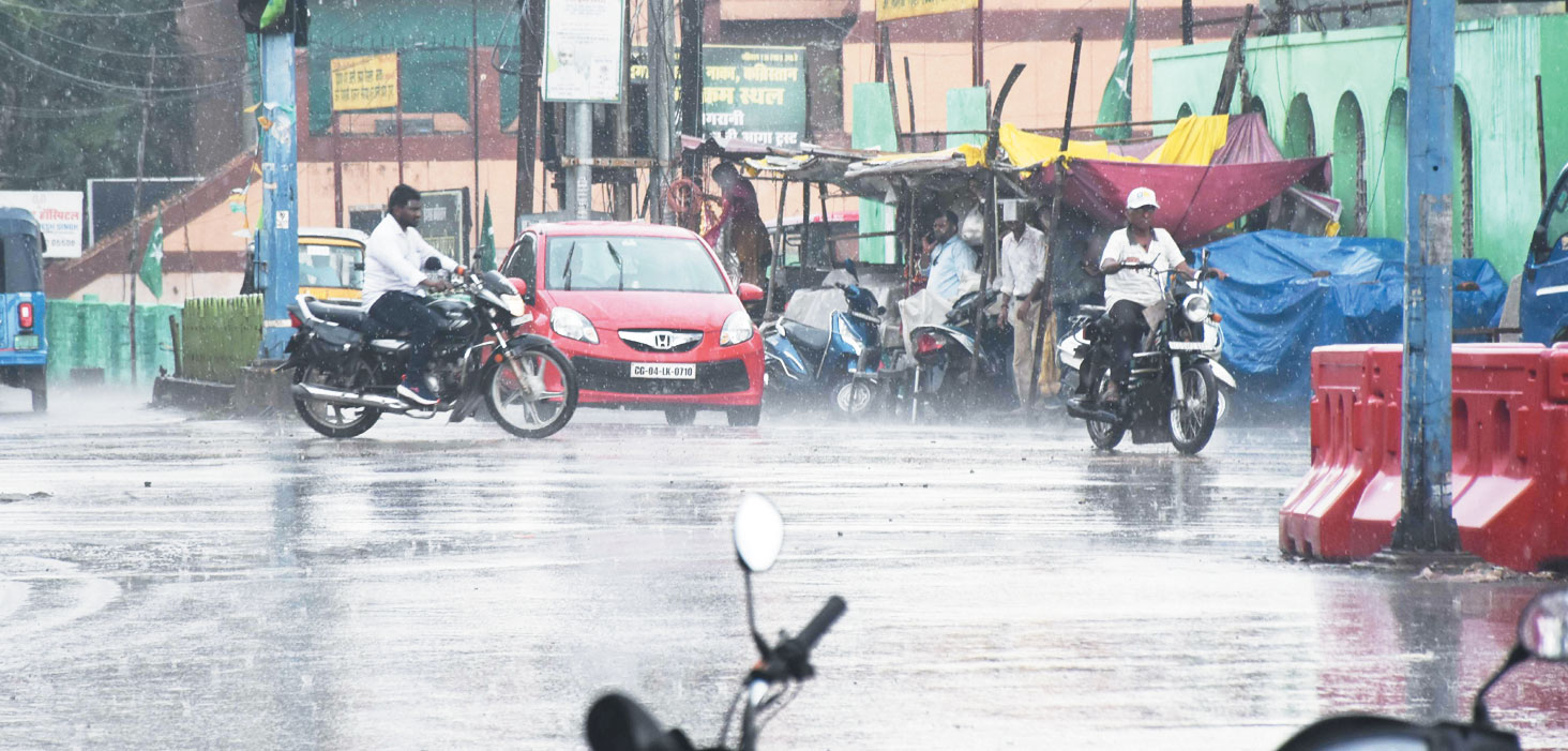 दोपहर तेज बारिश, कई इलाके जलमग्न, कई जिलों में अलर्ट