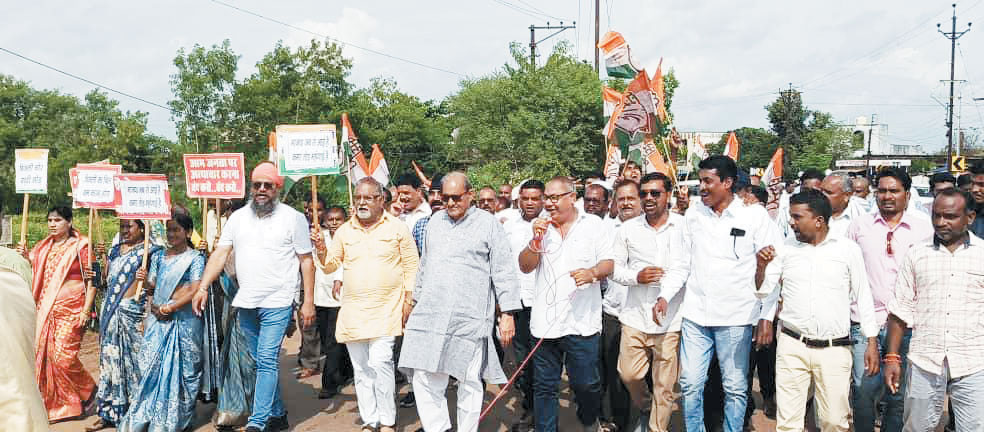 बिजली बिल की दरों में वृद्धि को लेकर कांग्रेस का प्रदर्शन