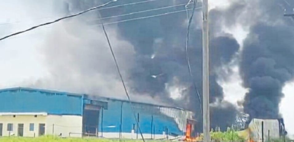 प्लास्टिक पाइप बनाने वाली फैक्ट्री में लगी आग, दो करोड़ के नुकसान की आशंका