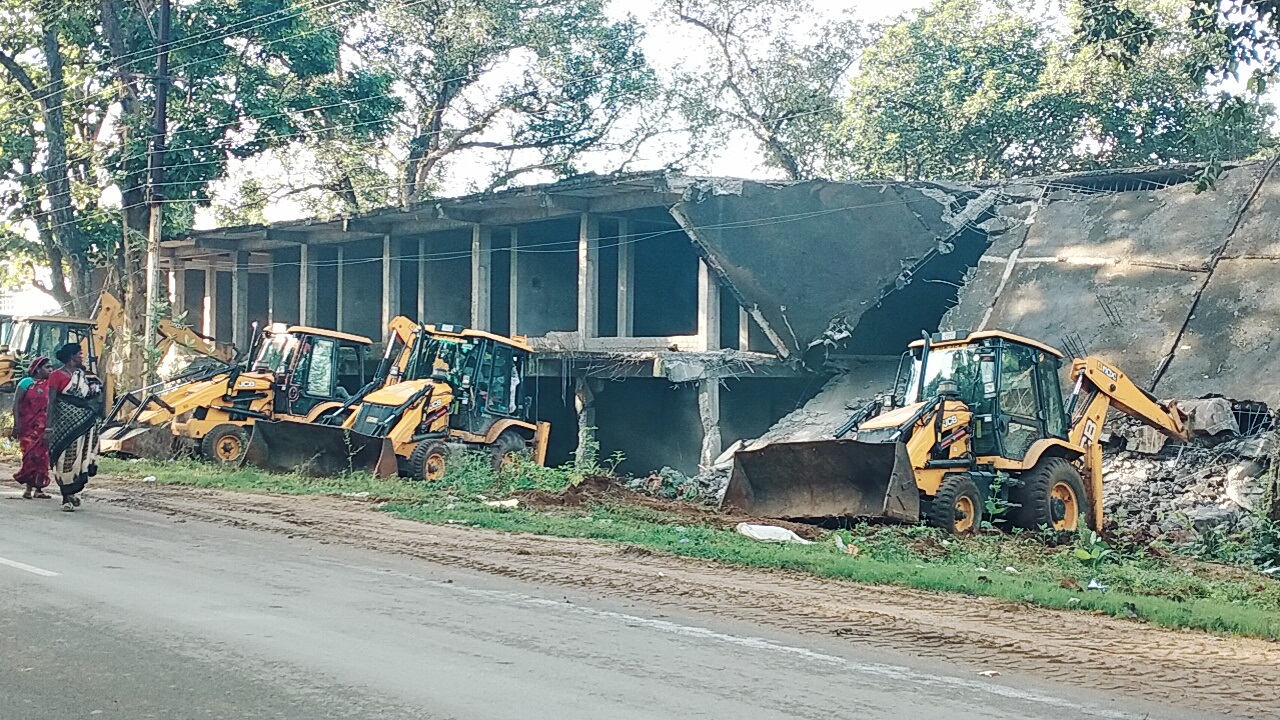 अवैध निर्माणों पर प्रशासन का बुलडोजर