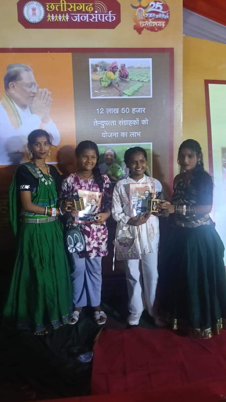 शासकीय योजनाओं पर प्रदर्शनी क्विज स्पर्धा में युवाओं ने दिखाया उत्साह