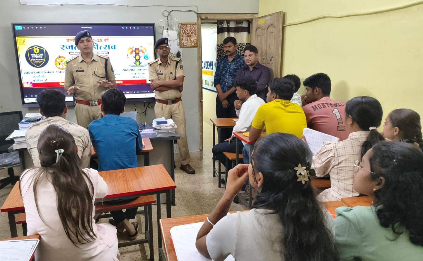 रजत जयंती पर नांदगांव पुलिस ने लोगों को किया जागरूक