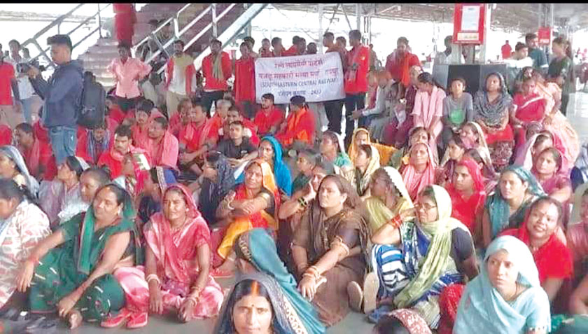100 से अधिक रेलवे कुली सपरिवार हड़ताल पर