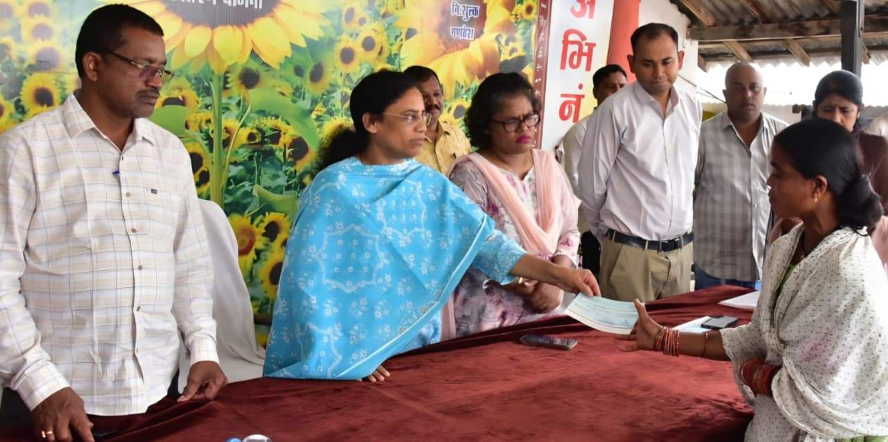 17 प्रकरणों में परिजनों को  दी 17 लाख की बीमा राशि