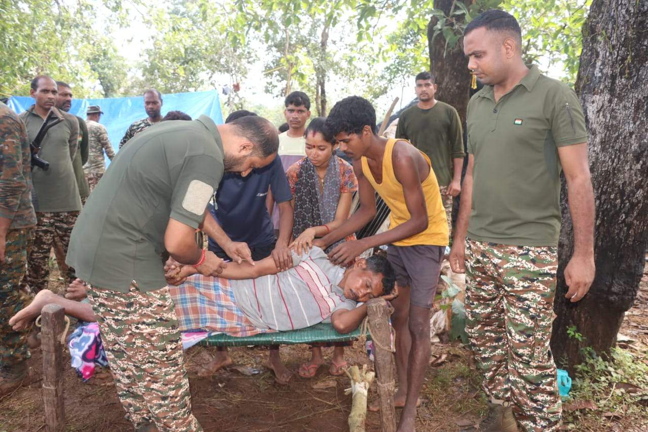 सांप के काटने से पीडि़त ग्रामीण को सीआरपीएफ जवानों ने समय रहते पहुंचाया अस्पताल, बची जान