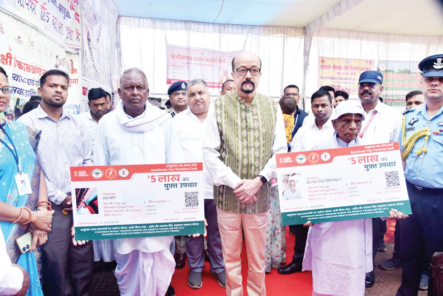 राज्यपाल डेका ने पीएम आवास योजना के हितग्राहियों को किया सम्मानित