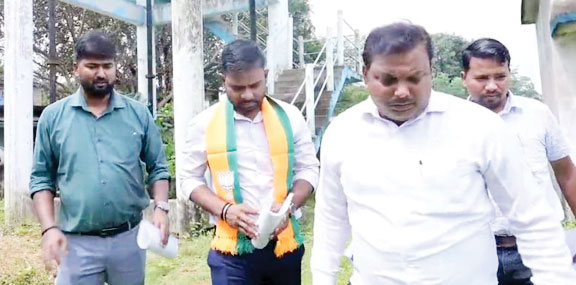 नल जल योजना के विकास कार्यों का निरीक्षण करने पहुंचे सीतापुर विधायक टोप्पो