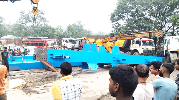 फुठमुड़ा घाटी में ट्रेलर पलटा लगा लंबा जाम