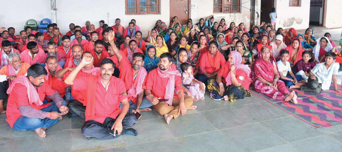 कुली सपरिवार दूसरे दिन भी धरने पर, रेल प्रशासन खदेडऩे में जुटा रहा