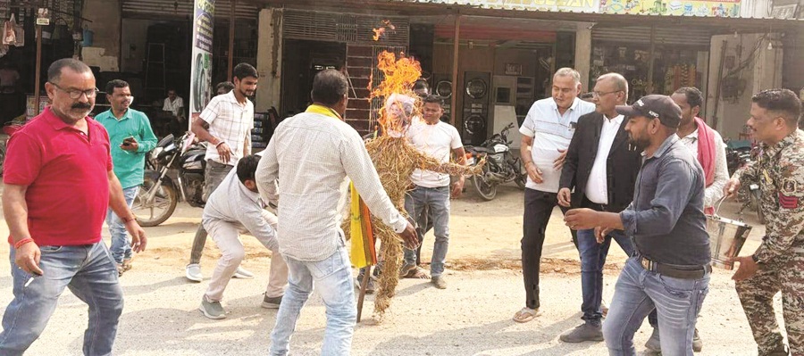 स्वास्थ्य व्यवस्था की बदहाली पर कांग्रेस का विरोध प्रदर्शन