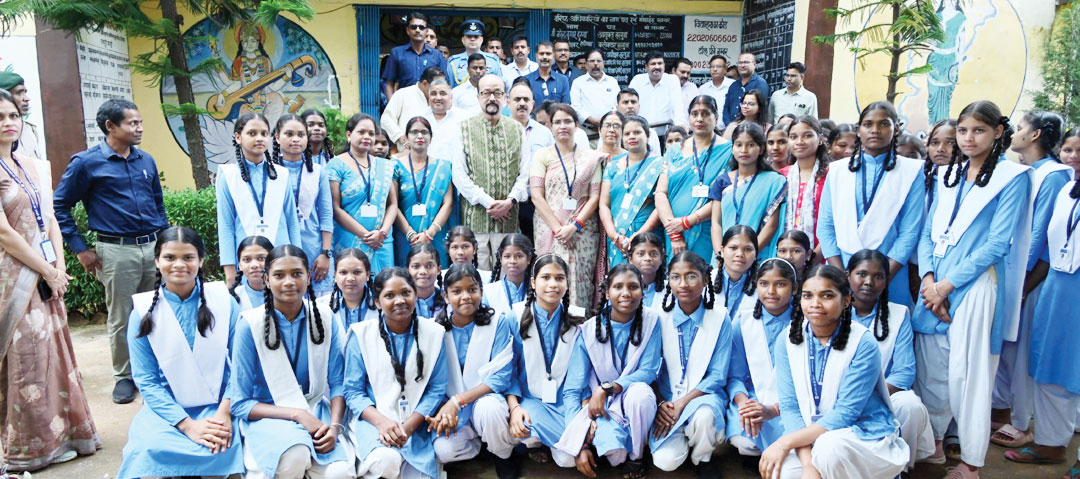 कस्तूरबा गांधी बालिका आवासीय विद्यालय रजपुरीकला पहुंचे राज्यपाल