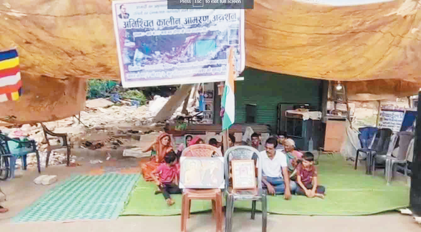 परिवार अब भी बेघर, सडक़ किनारे गुजर रहा जीवन