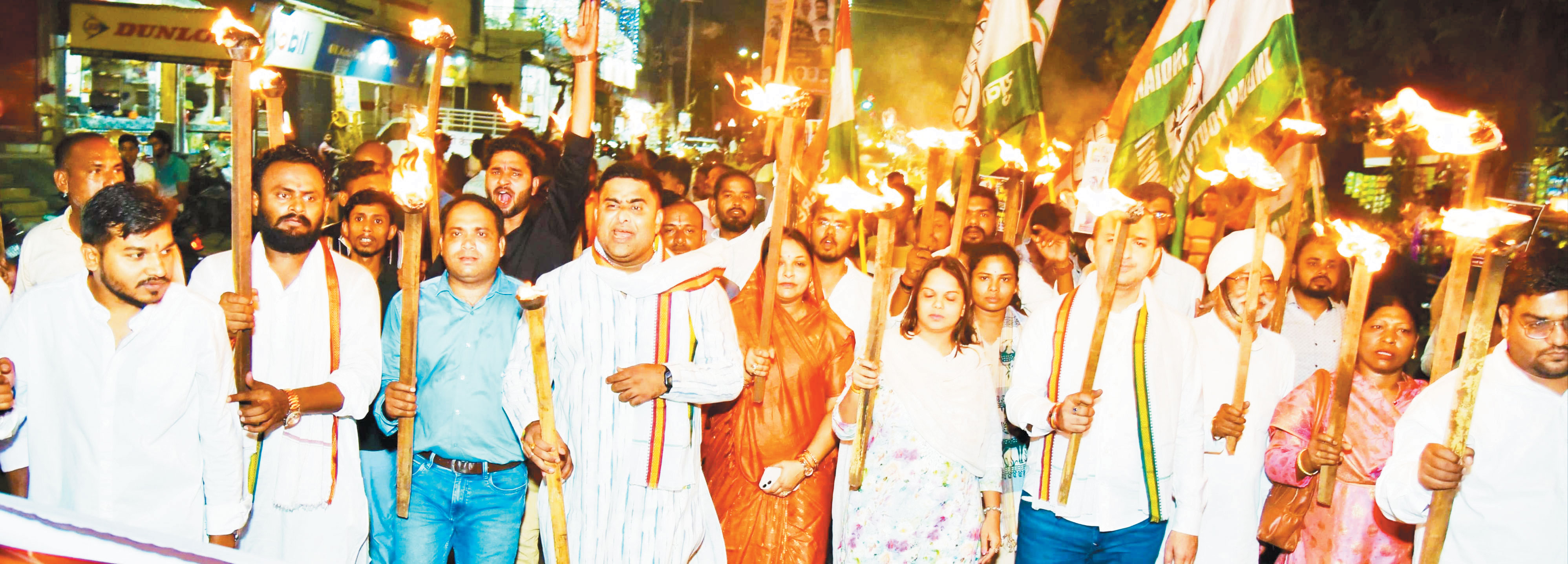 बिजली बिल वृद्धि के विरोध में युकां ने निकाली मशाल रैली