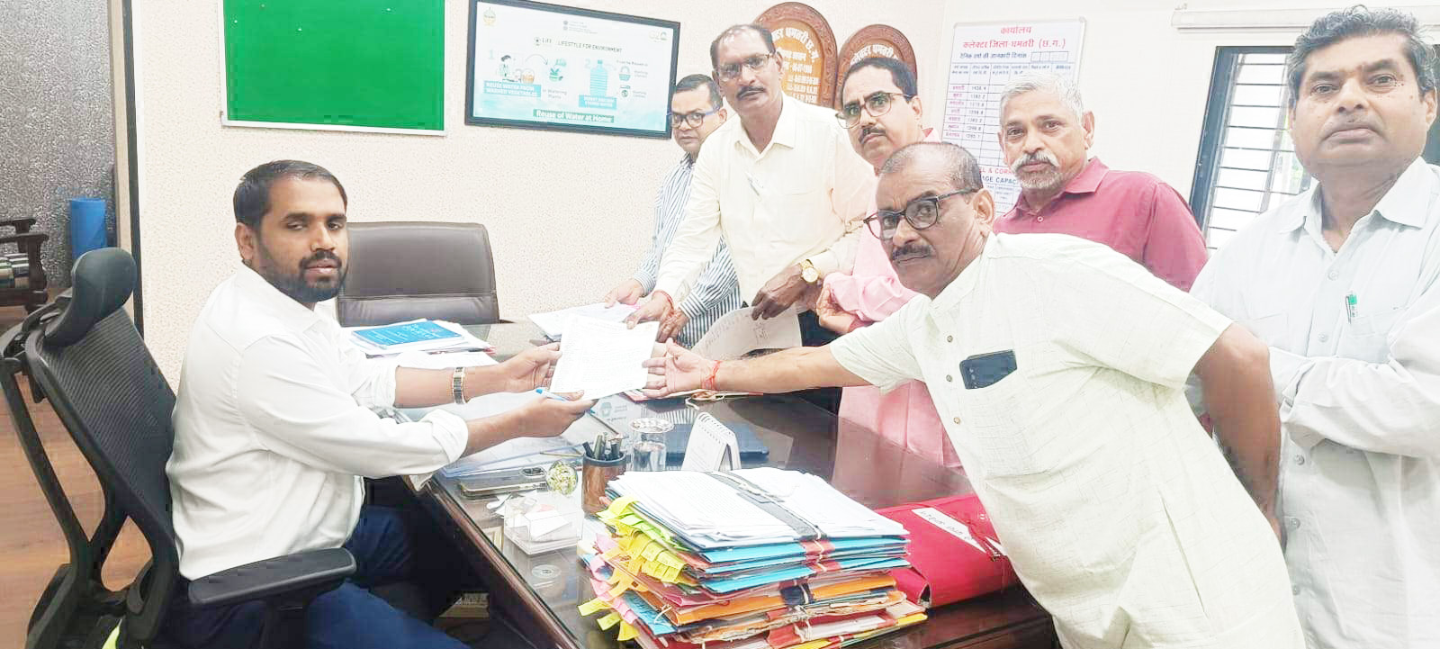 सेलून व्यवसाय को संरक्षित करने सेन समाज ने सौंपा ज्ञापन