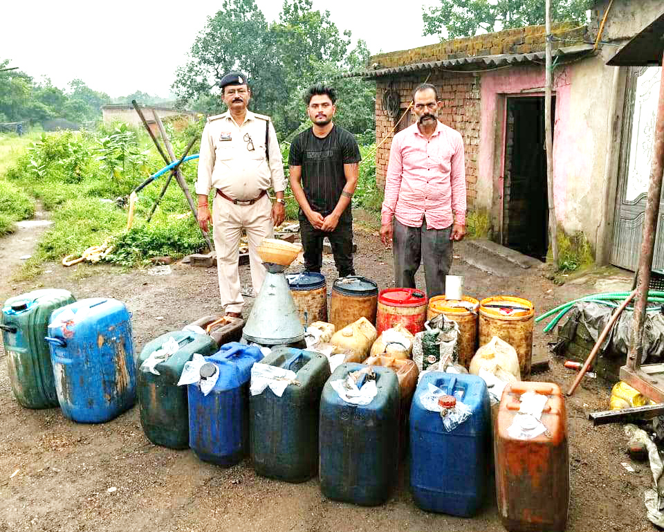 ढाबा में अवैध रूप से  डीजल बेचते बाप-बेटा गिरफ्तार