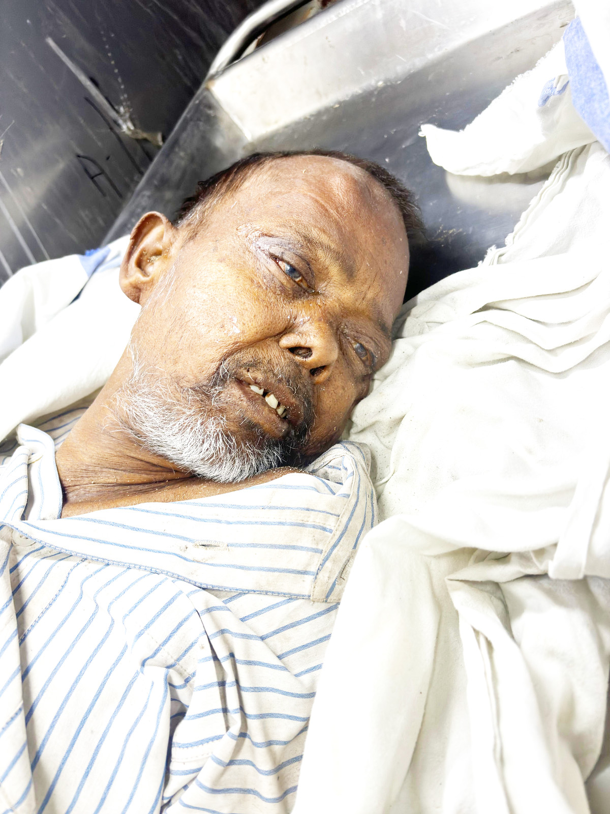 रेलवे स्टेशन के पास अधेड़ मिला मृत  पुलिस कर रही परिजनों की तलाश