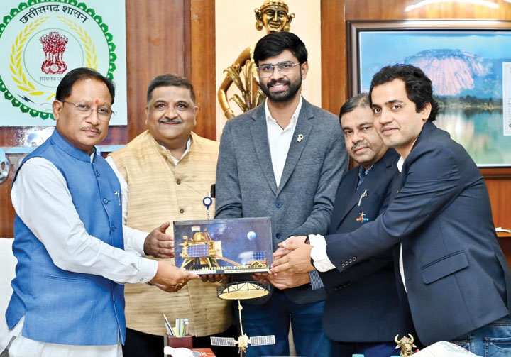 प्रदेश में इसरो की स्पेस गैलरी, इंटर्नशिप ट्रेनिंग भी  सीएम साय की इसरो निदेशक डॉ. देसाई के साथ चर्चा