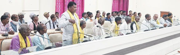 कलेक्टर ने ली परसा कोल ब्लॉक विस्थापितों की बैठक