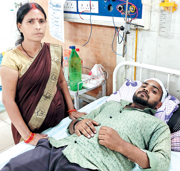 आधा दर्जन ने घर घुसकर की युवक से मारपीट, बचाव में आई मां भी घायल