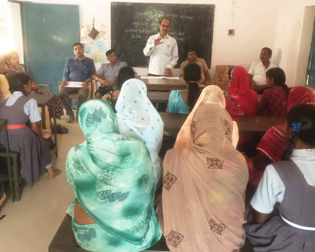  मध्यान्ह भोजन, शिक्षकों की उपस्थिति, बच्चों के गृह कार्य सहित कई बिंदु पर चर्चां